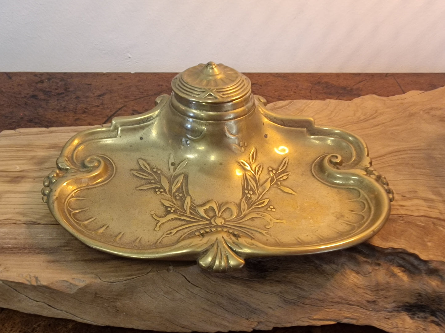 Lampe Artisanale en Bois Massif avec Encrier Vintage & Ampoule LED Cage – Création Unique en Ardèche