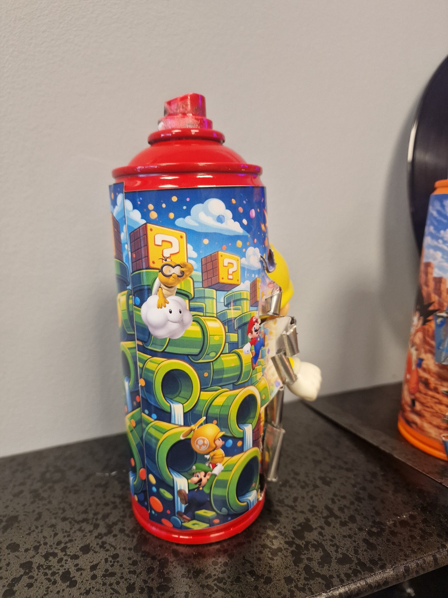 Bombe de peinture custom nintendo  – Figurine mario pompier  pop culture artisanale