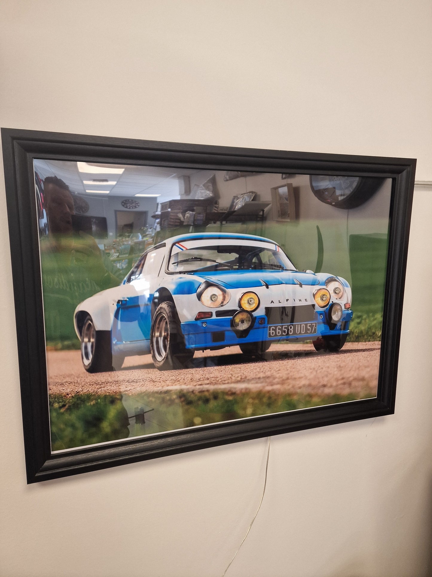 Cadre décoratif Alpine – Photographie Alpine A110 avec phares lumineux intégrés (Format 54 × 74 cm)