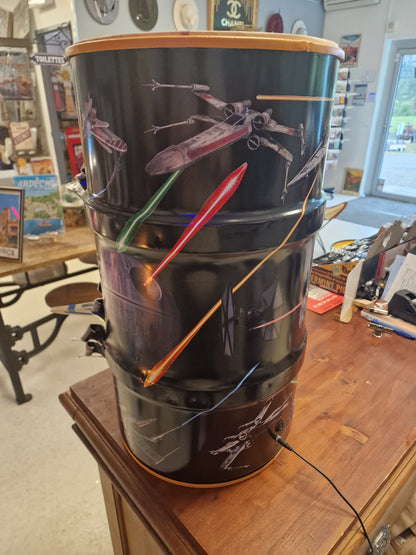 Table d’appoint Star Wars artisanale – Bidon 60L effet explosion avec vaisseaux 3D et éclairage LED