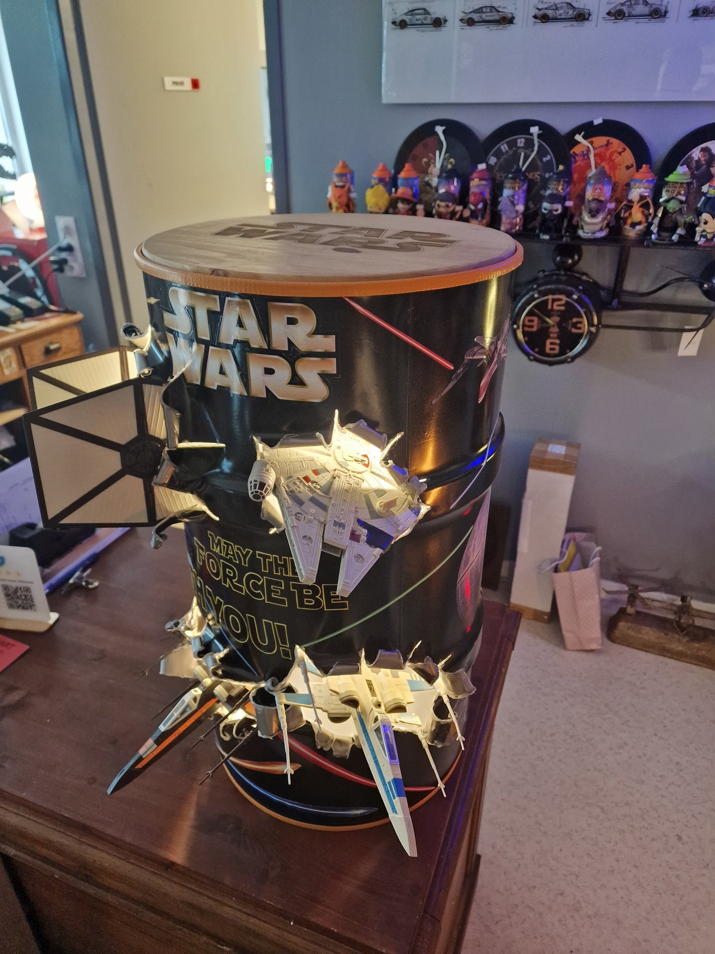 Table d’appoint Star Wars artisanale – Bidon 60L effet explosion avec vaisseaux 3D et éclairage LED