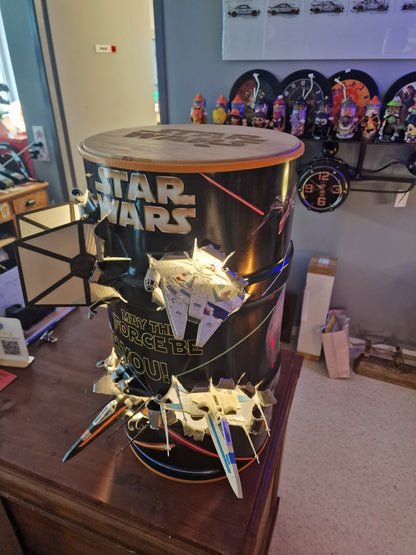 Table d’appoint Star Wars artisanale – Bidon 60L effet explosion avec vaisseaux 3D et éclairage LED