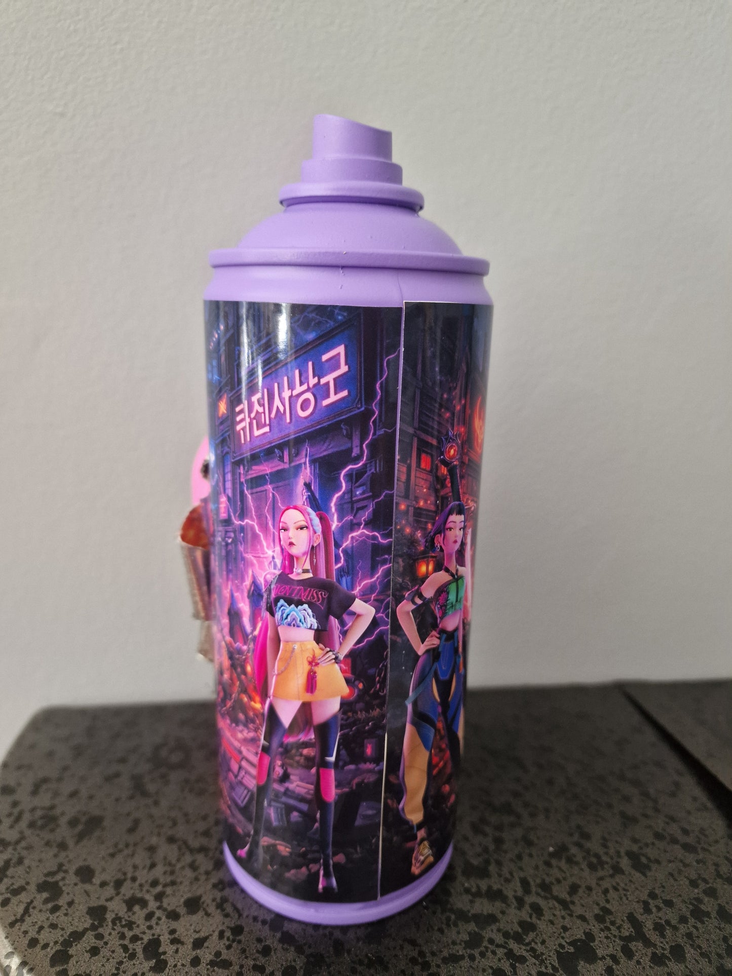 Bombe de peinture custom  – Figurine  romance Kpop demon hunter pop culture artisanale