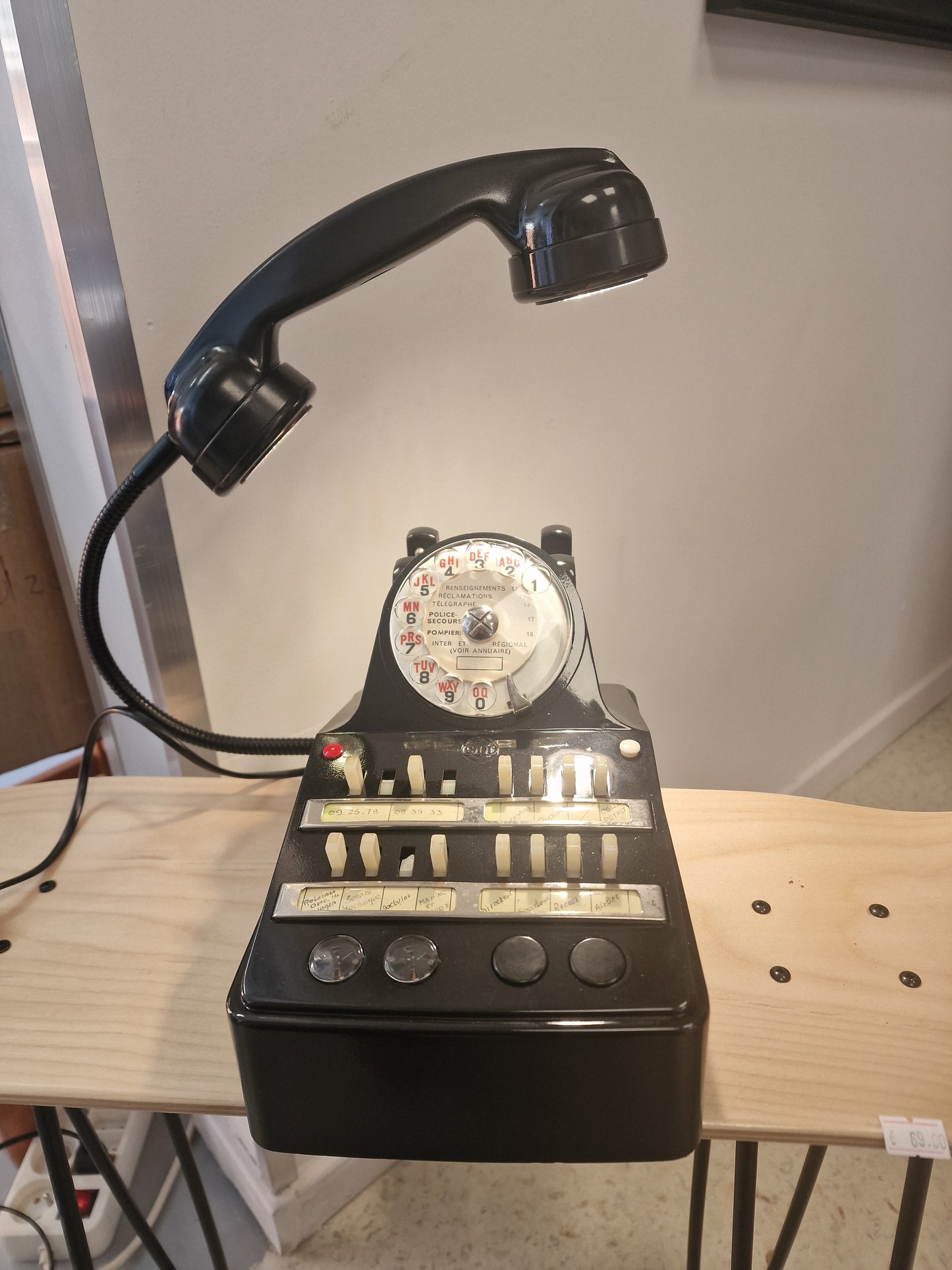 Lampe vintage upcyclée – téléphone  transformé en lampe design industrielle