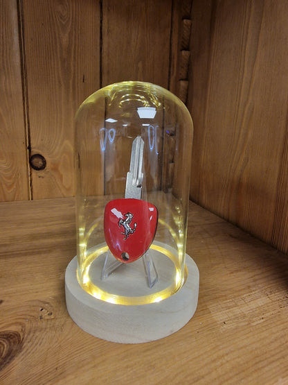 Clé Ferrari Sous Cloche LED – Objet de Collection Automobile