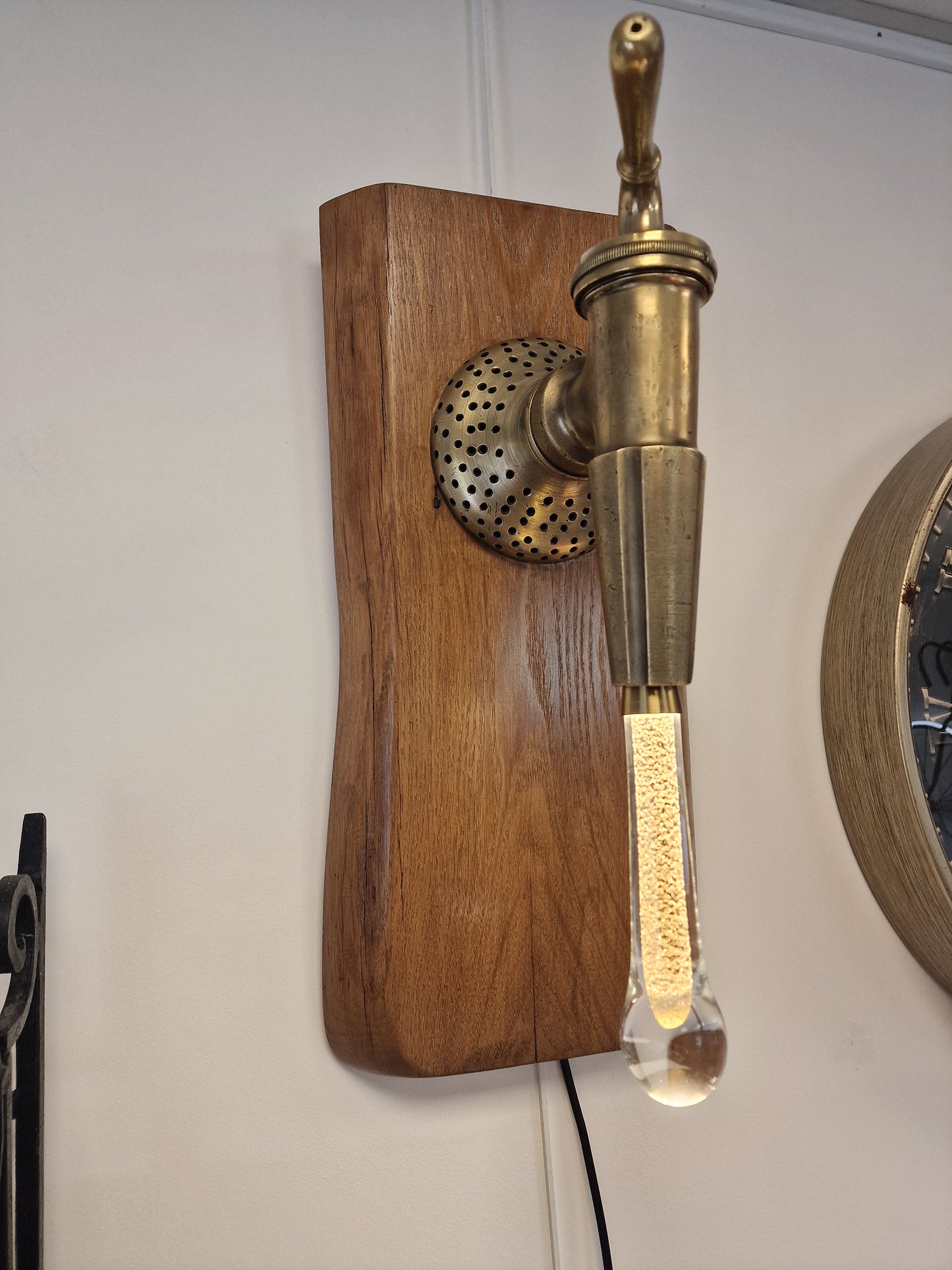 Lampe Murale Artisanale design en Robinet de Vigneron & Bois d’Acacia – Ampoule Goutte d’Eau (Ardèche)