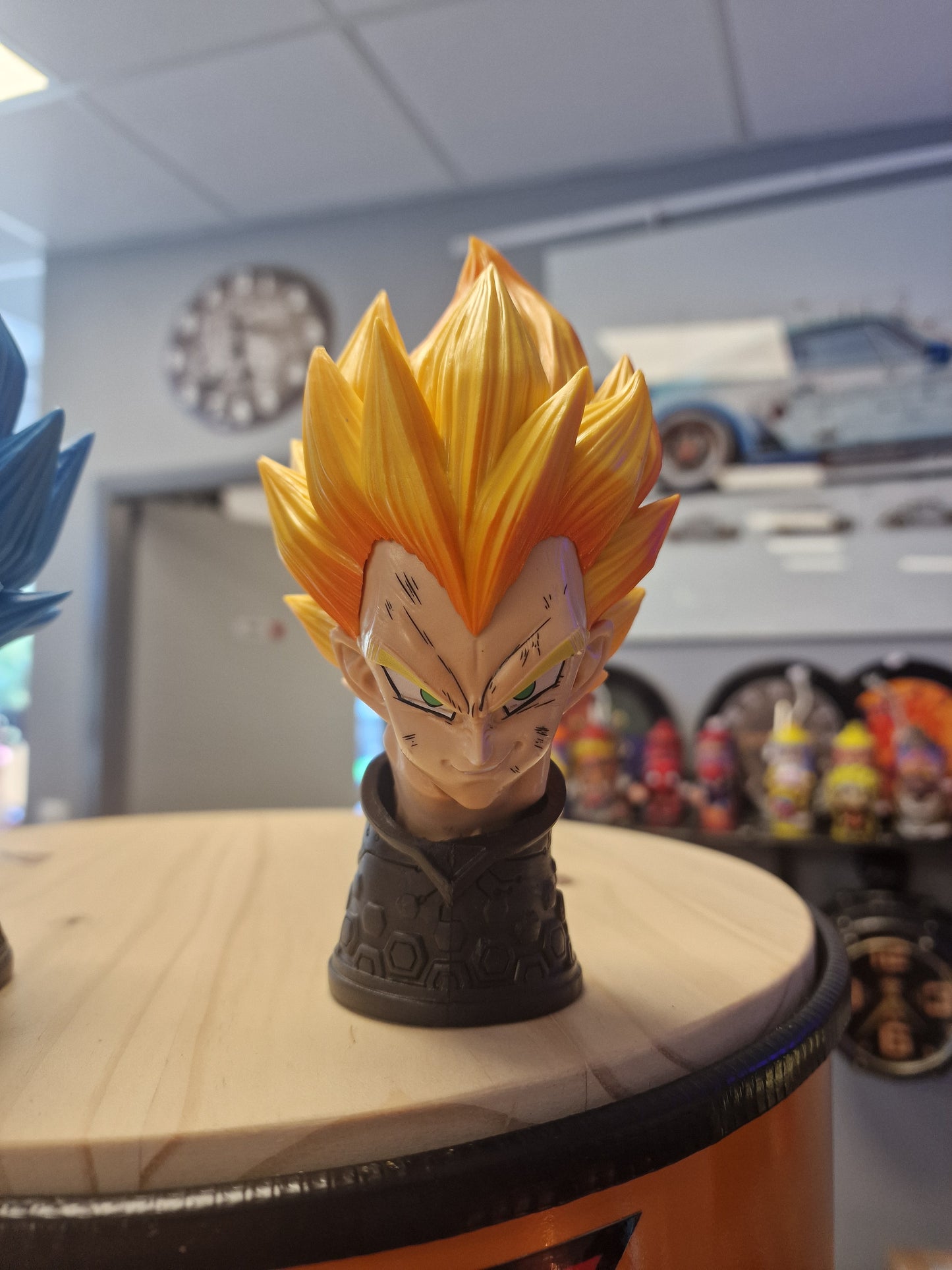 Table d’appoint Dragon Ball Z avec Végéta – Bidon métal custom 60L transformé en meuble design geek.