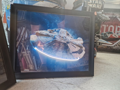 Cadre Lumineux Faucon Millenium 40x50 cm – Propulseurs LED – Décoration Murale Inspirée Star Wars