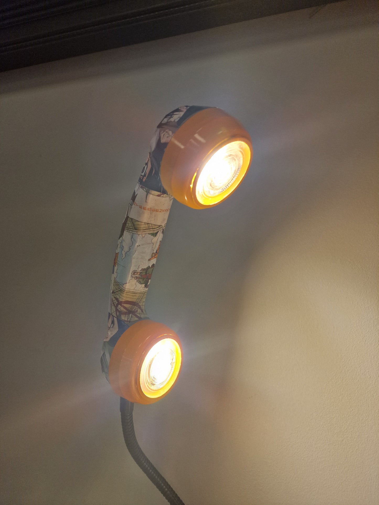 Lampe Téléphone Vintage Naruto – Ancien Téléphone Transformé en Lampe Design Manga