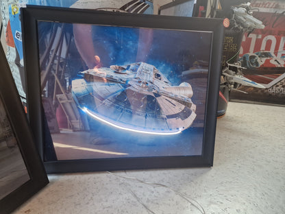 Cadre Lumineux Faucon Millenium 40x50 cm – Propulseurs LED – Décoration Murale Inspirée Star Wars