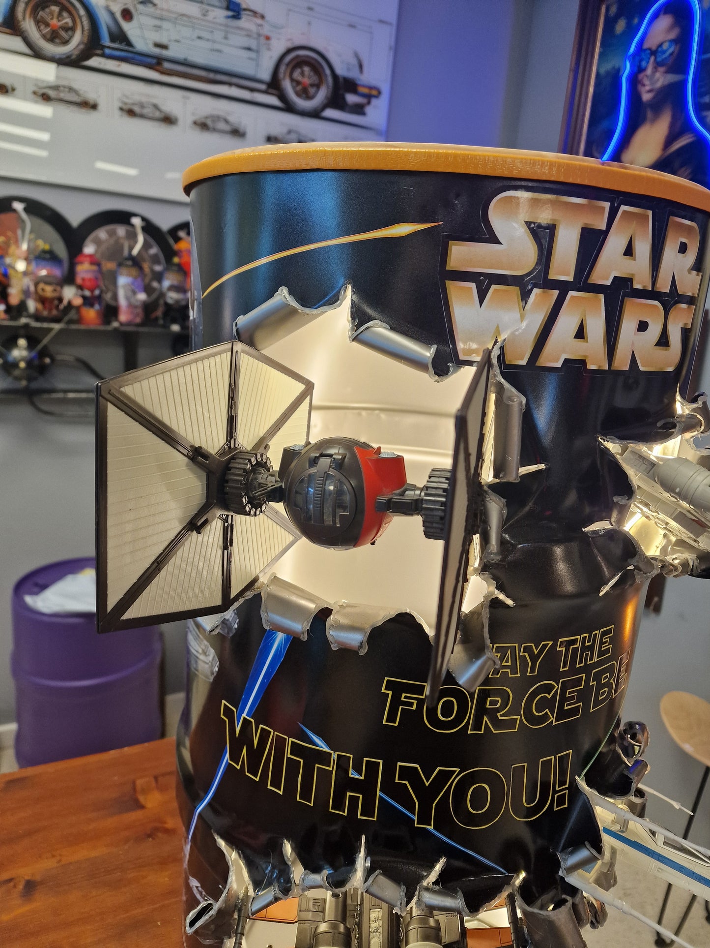 Table d’appoint Star Wars artisanale – Bidon 60L effet explosion avec vaisseaux 3D et éclairage LED