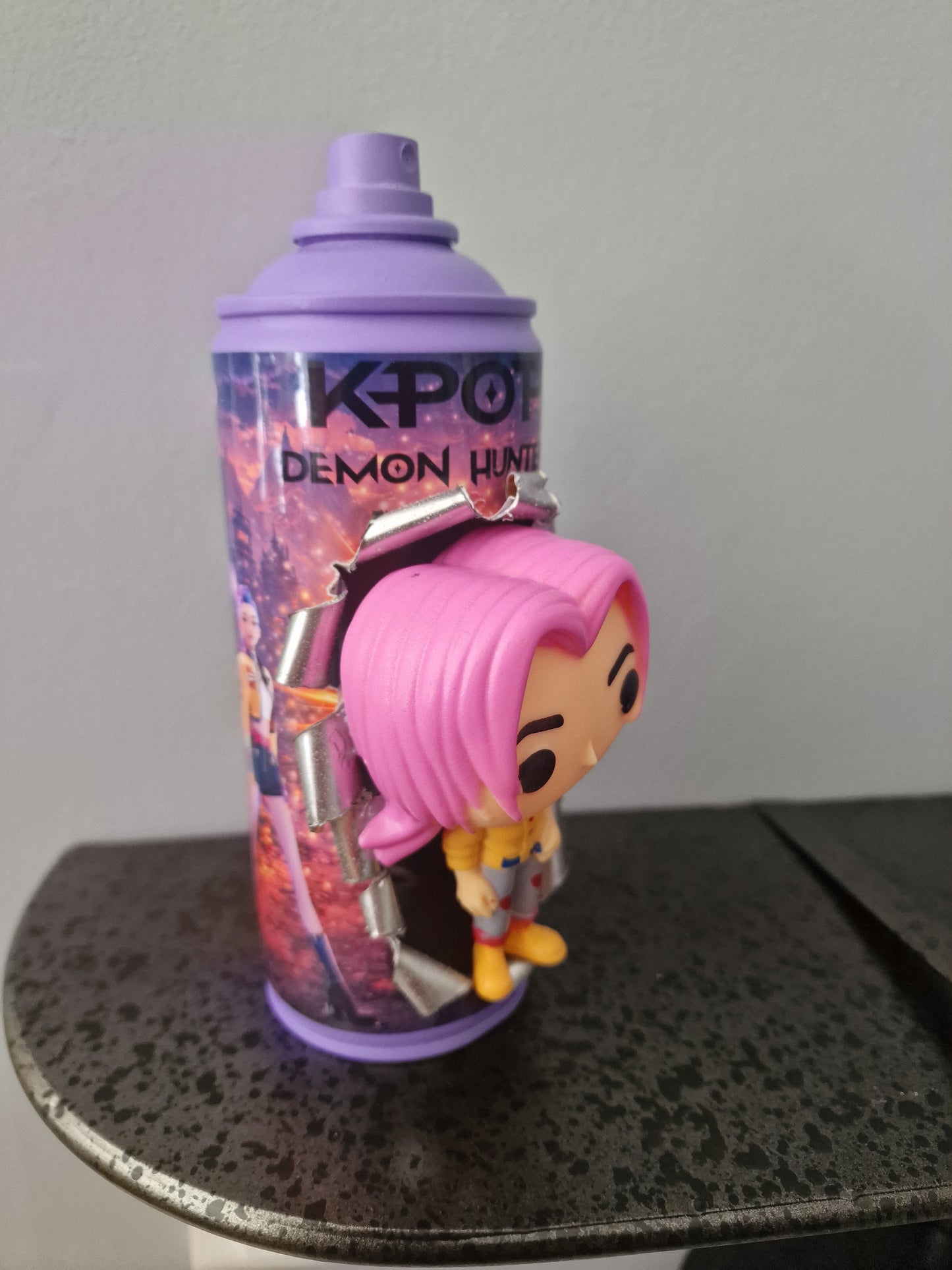 Bombe de peinture custom  – Figurine  romance Kpop demon hunter pop culture artisanale