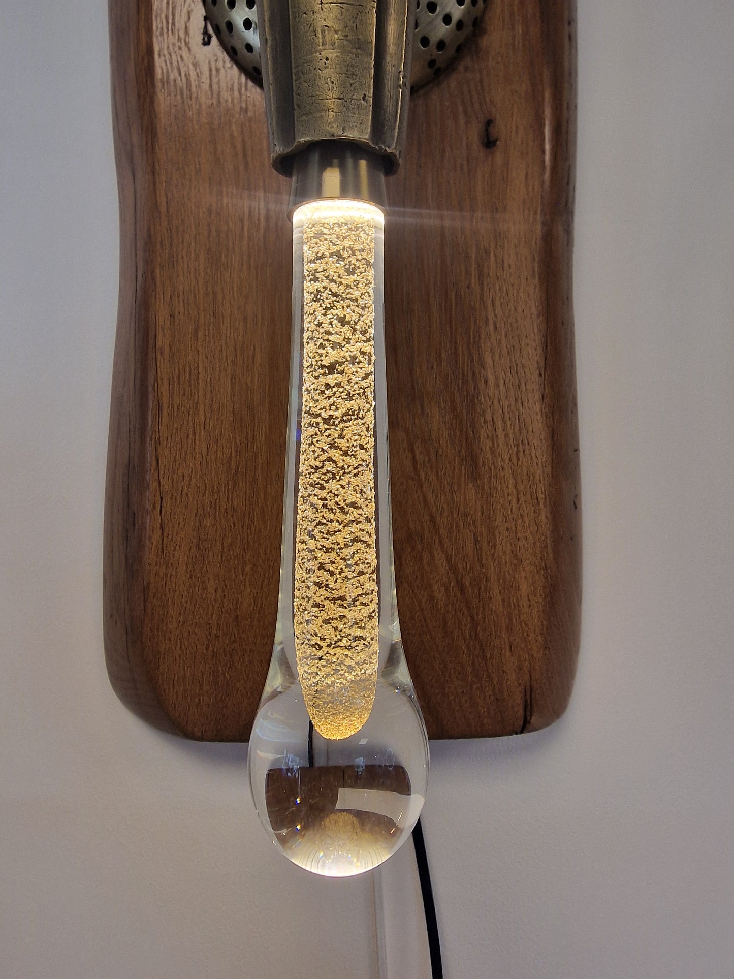 Lampe Murale Artisanale design en Robinet de Vigneron & Bois d’Acacia – Ampoule Goutte d’Eau (Ardèche)