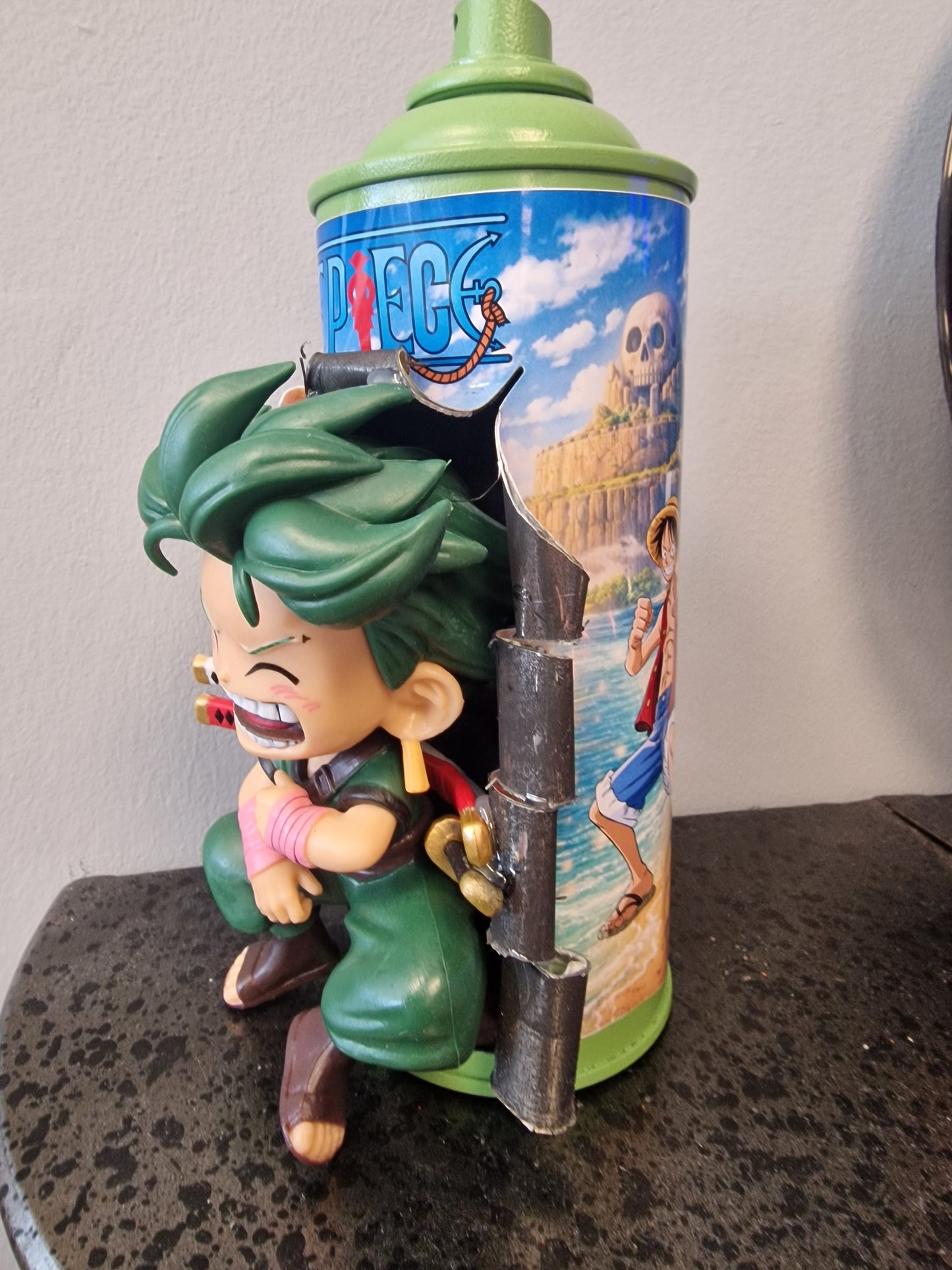 Zoro One Piece – Bombe de peinture customisée – Décoration manga – Figurine – Création artisanale