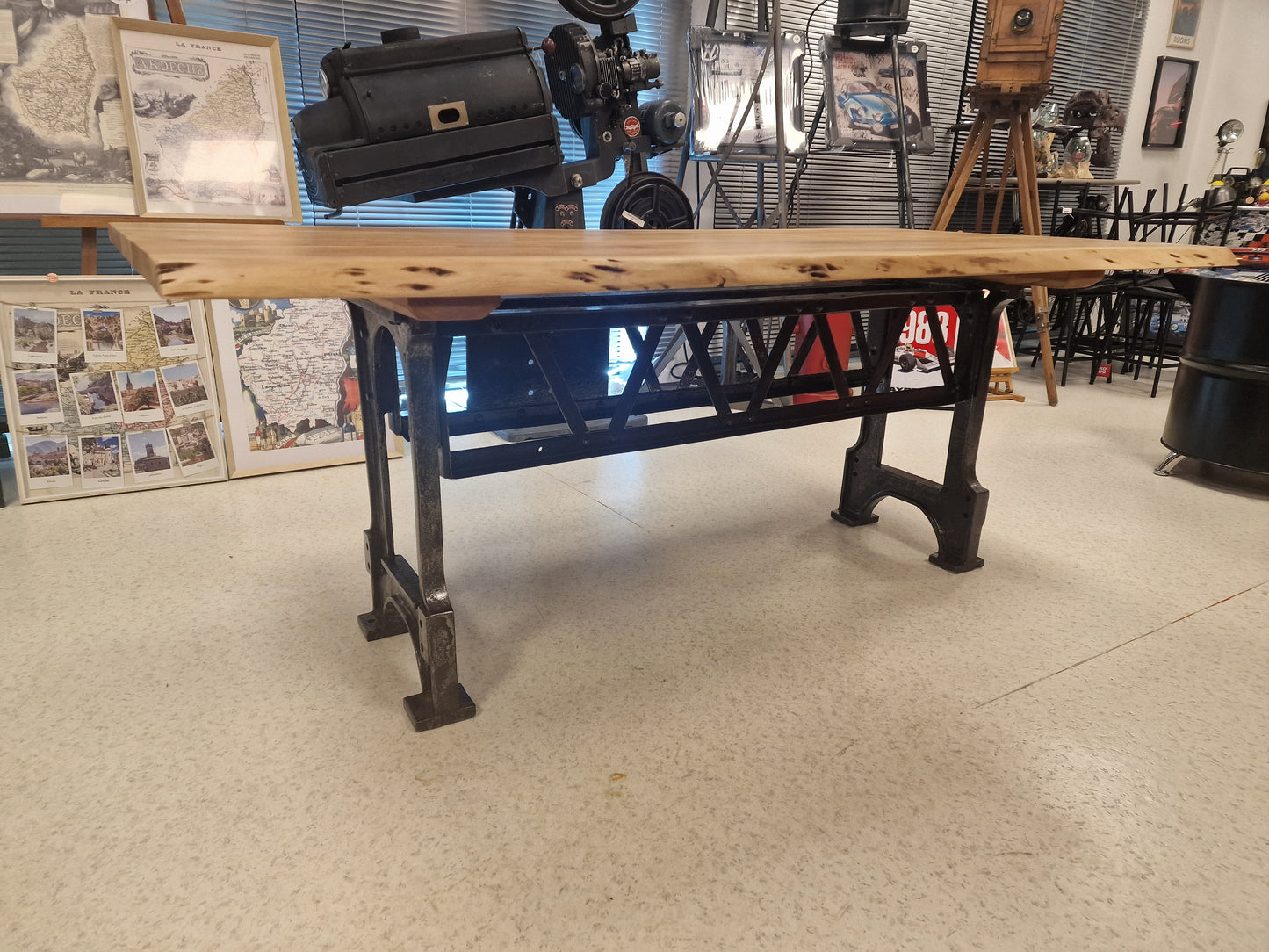 Table industrielle vintage 200 cm – Pieds de machine industrielle anciens & poutres rivetées