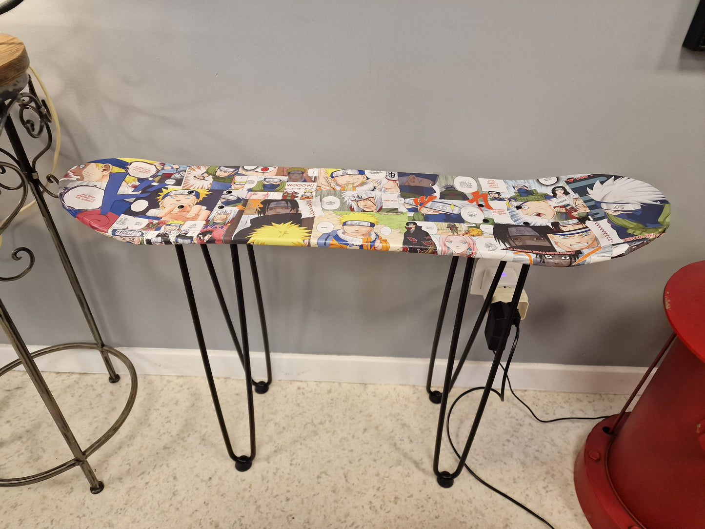 Table d’Appoint Naruto en Planche de Skate – Tabouret Manga Artisanal