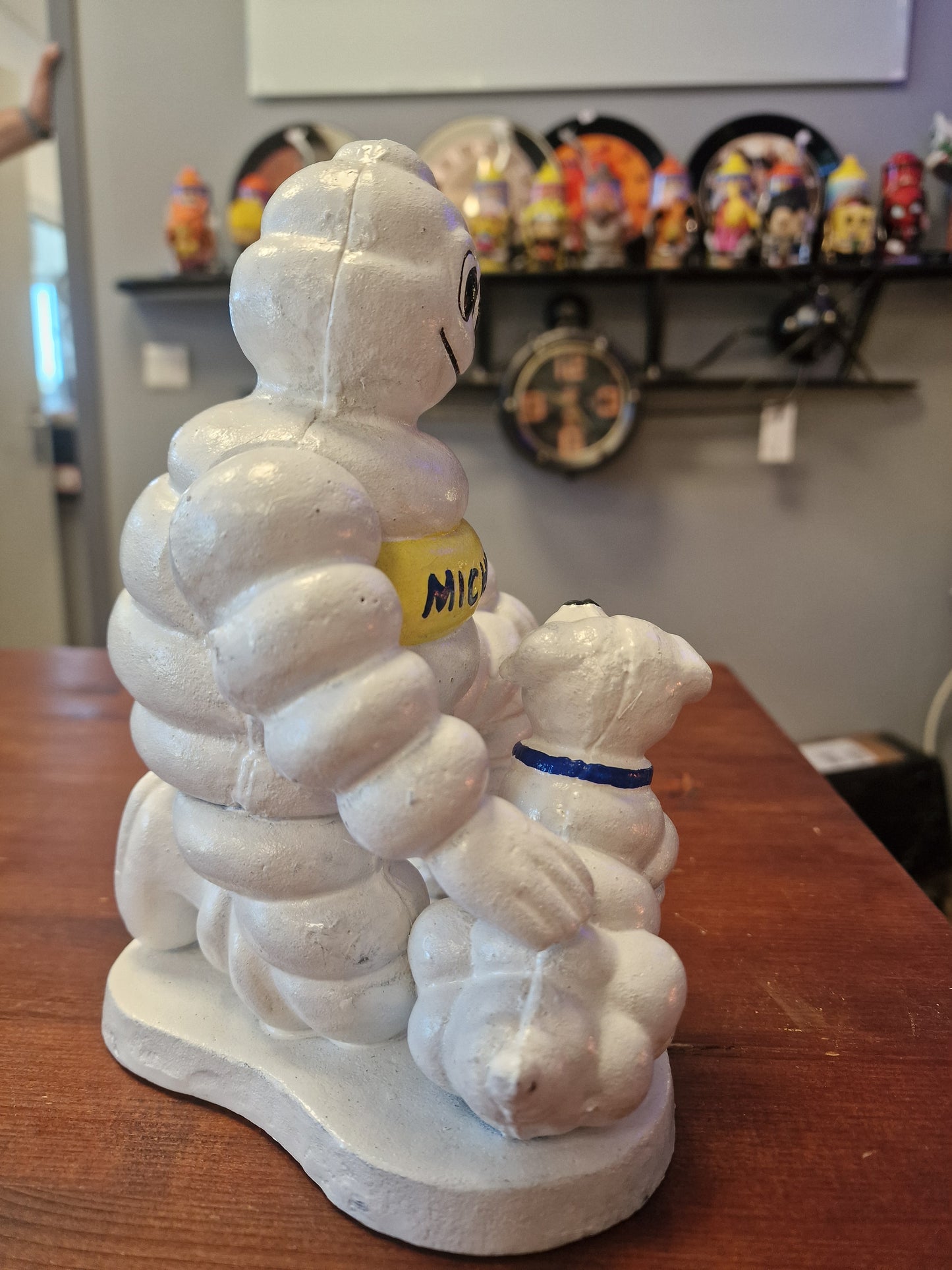 Statuette Michelin Bibendum en fonte avec chien – Sculpture publicitaire vintage en métal 20 cm