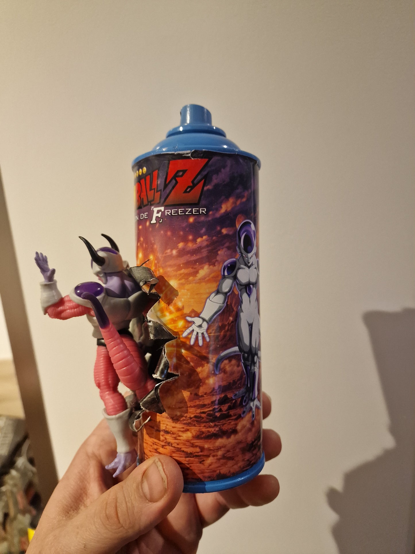 Bombe de peinture custom dragon ball z – Figurine freezer pop culture artisanale