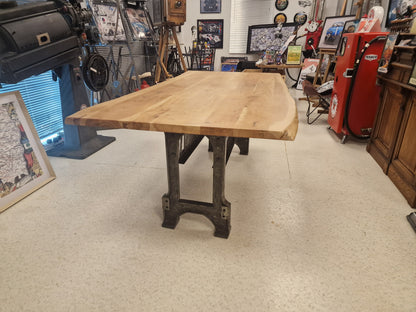 Table industrielle vintage 200 cm – Pieds de machine industrielle anciens & poutres rivetées