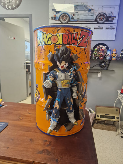 Table d’appoint Dragon Ball Z avec Végéta – Bidon métal custom 60L transformé en meuble design geek