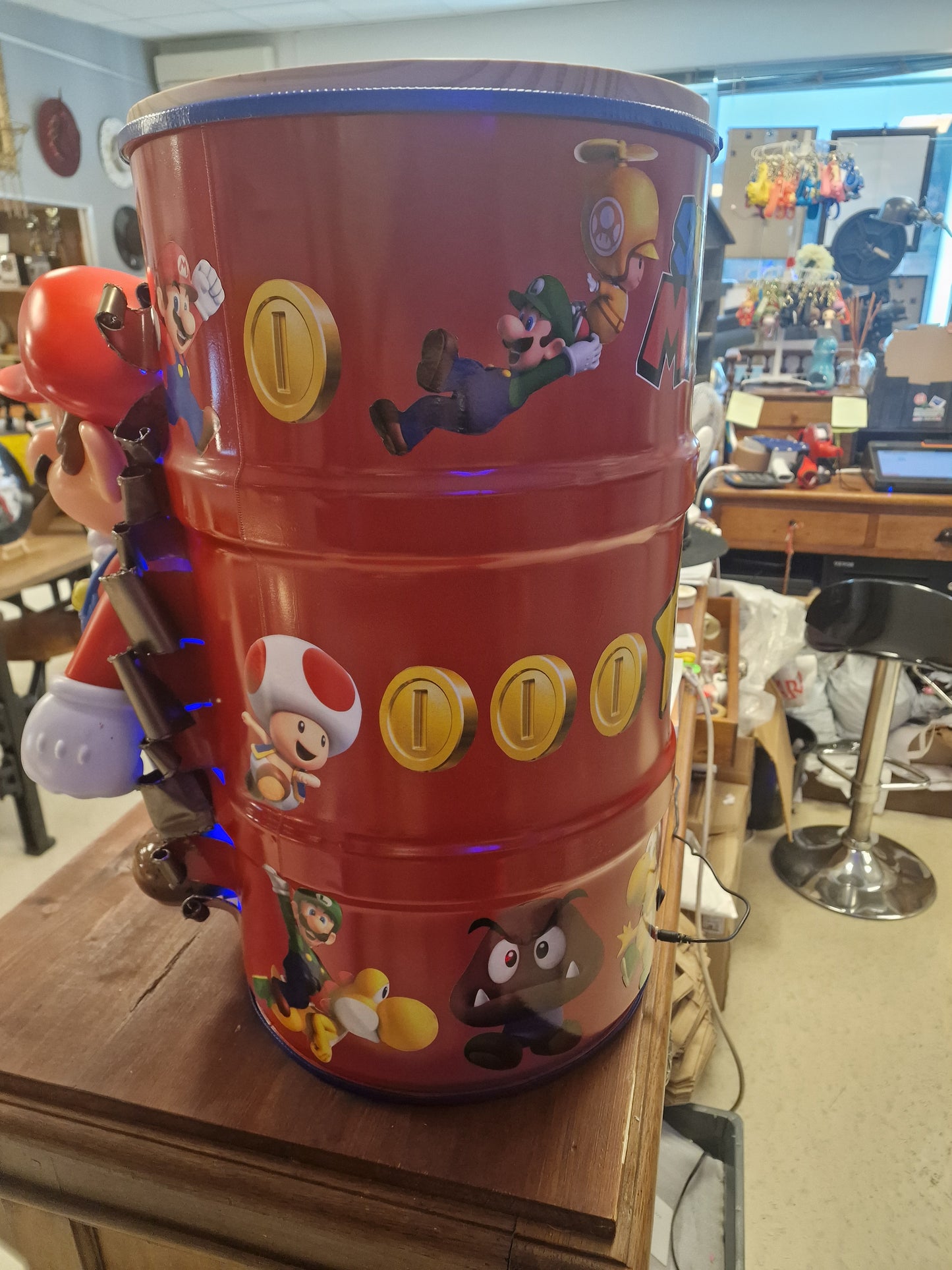 Table d’appoint super mario – Bidon métal custom 60L transformé en meuble design geek