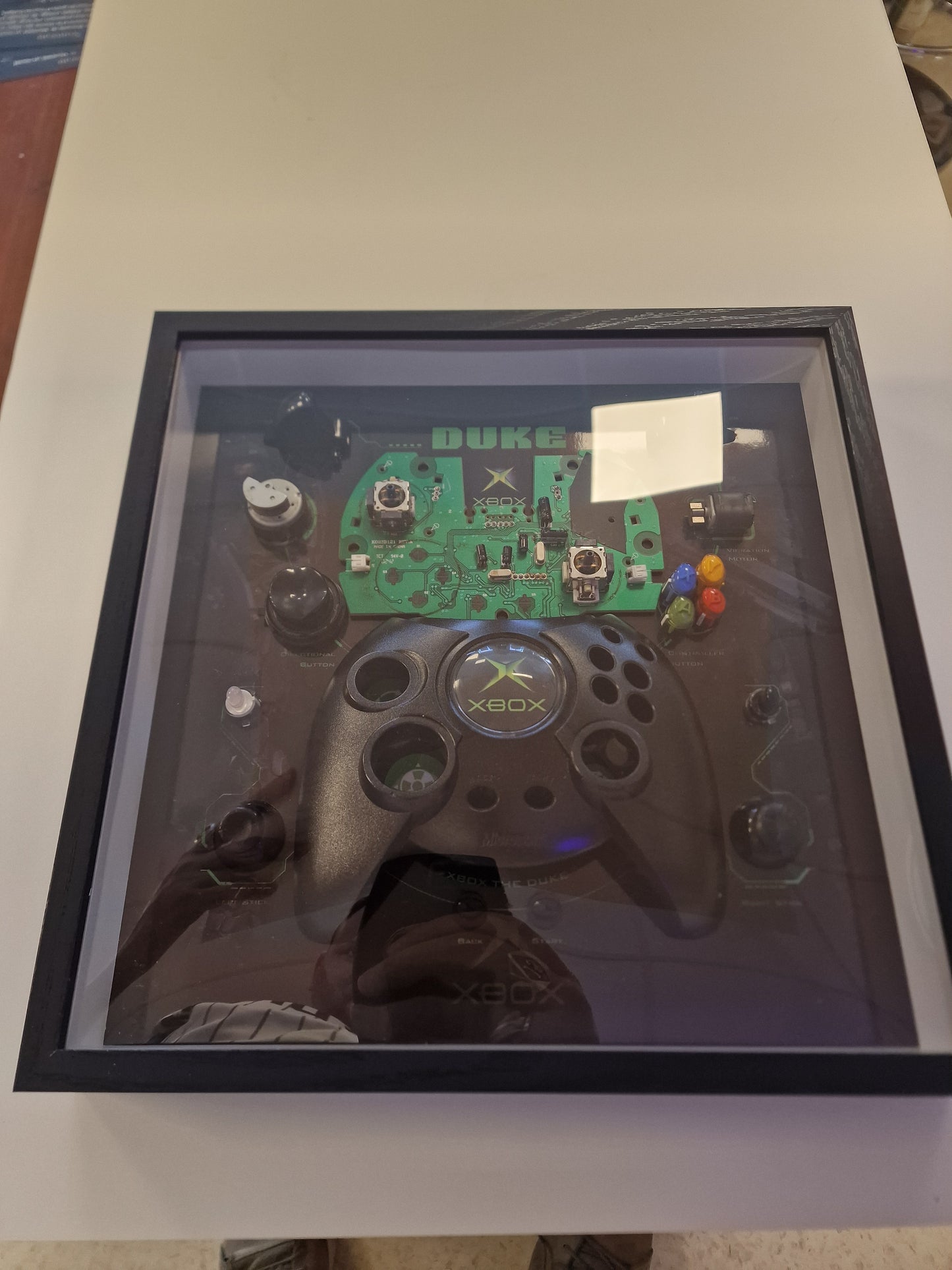 Cadre Xbox Original Controller "Duke" – Manette Xbox démontée – Tableau gaming rétro 30x30 – Déco gamer vintage