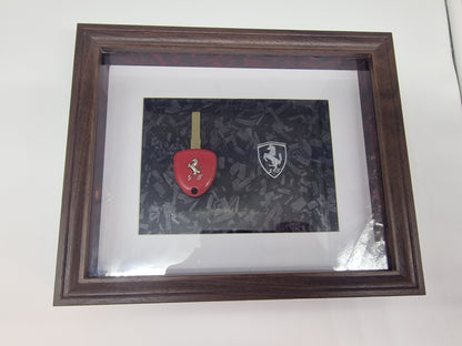 Cadre décoratif Ferrari – Clé Ferrari & logo métallisé sur fond carbone forgé (Format 20 × 25 cm)