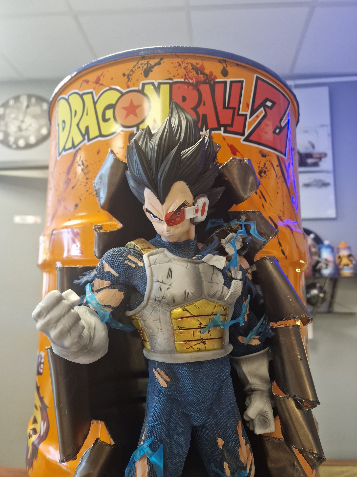 Table d’appoint Dragon Ball Z avec Végéta – Bidon métal custom 60L transformé en meuble design geek