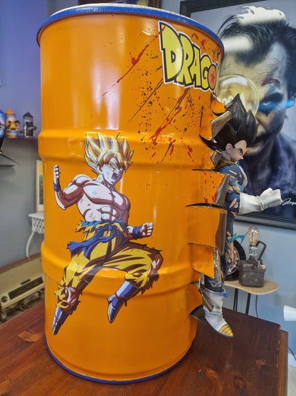 Table d’appoint Dragon Ball Z avec Végéta – Bidon métal custom 60L transformé en meuble design geek