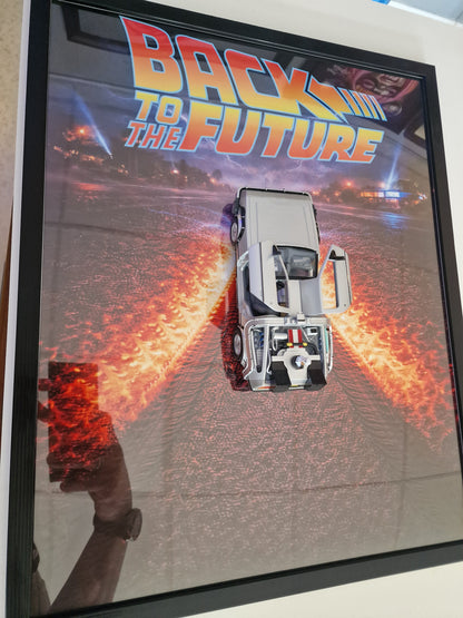 Cadre Back to the Future DeLorean – Tableau Retour vers le Futur 40x50 – Décoration cinéma geek – Voiture DeLorean