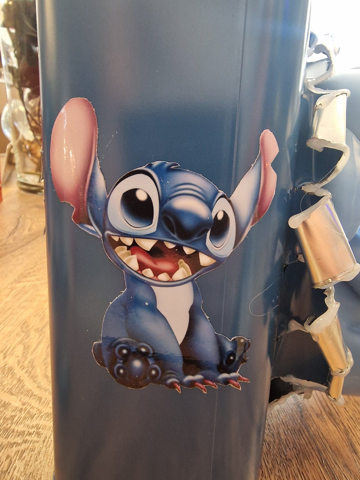 Lampe Stitch – Bidon métal customisé avec figurine lumineuse – Décoration Disney – Création artisanale