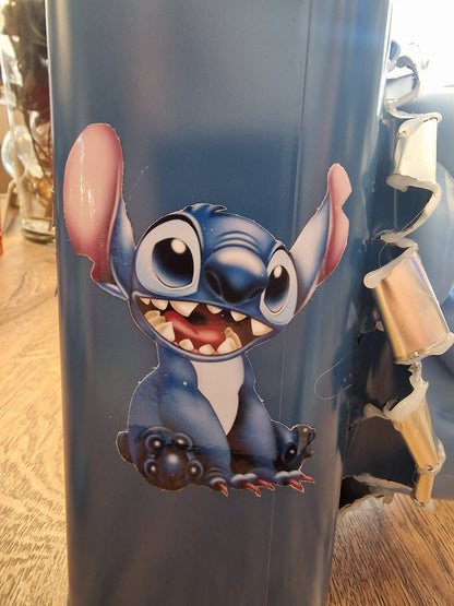 Lampe Stitch – Bidon métal customisé avec figurine lumineuse – Décoration Disney – Création artisanale