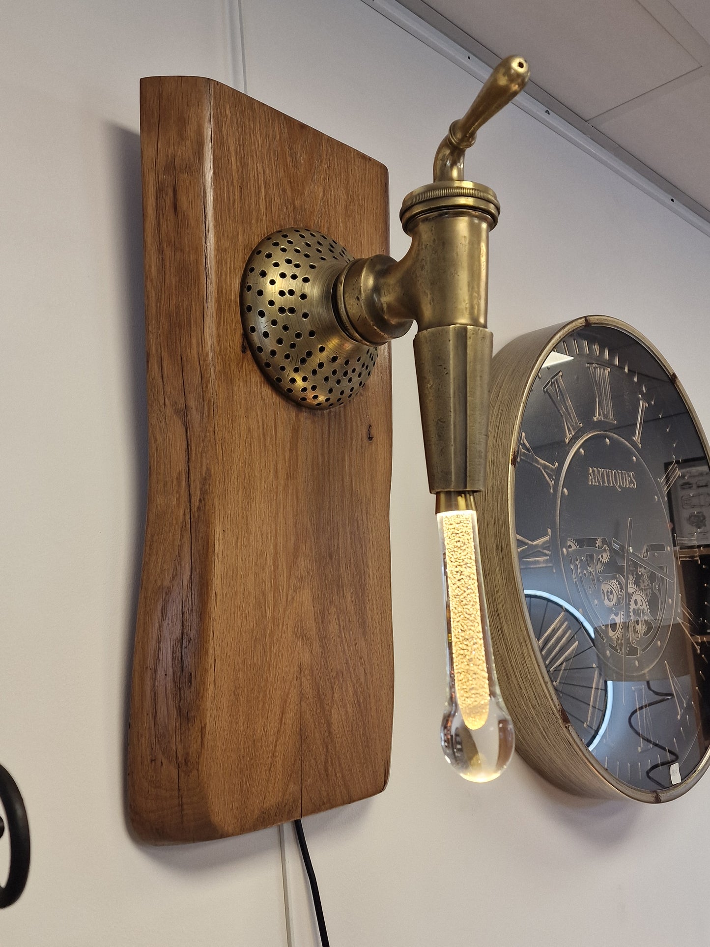 Lampe Murale Artisanale design en Robinet de Vigneron & Bois d’Acacia – Ampoule Goutte d’Eau (Ardèche)