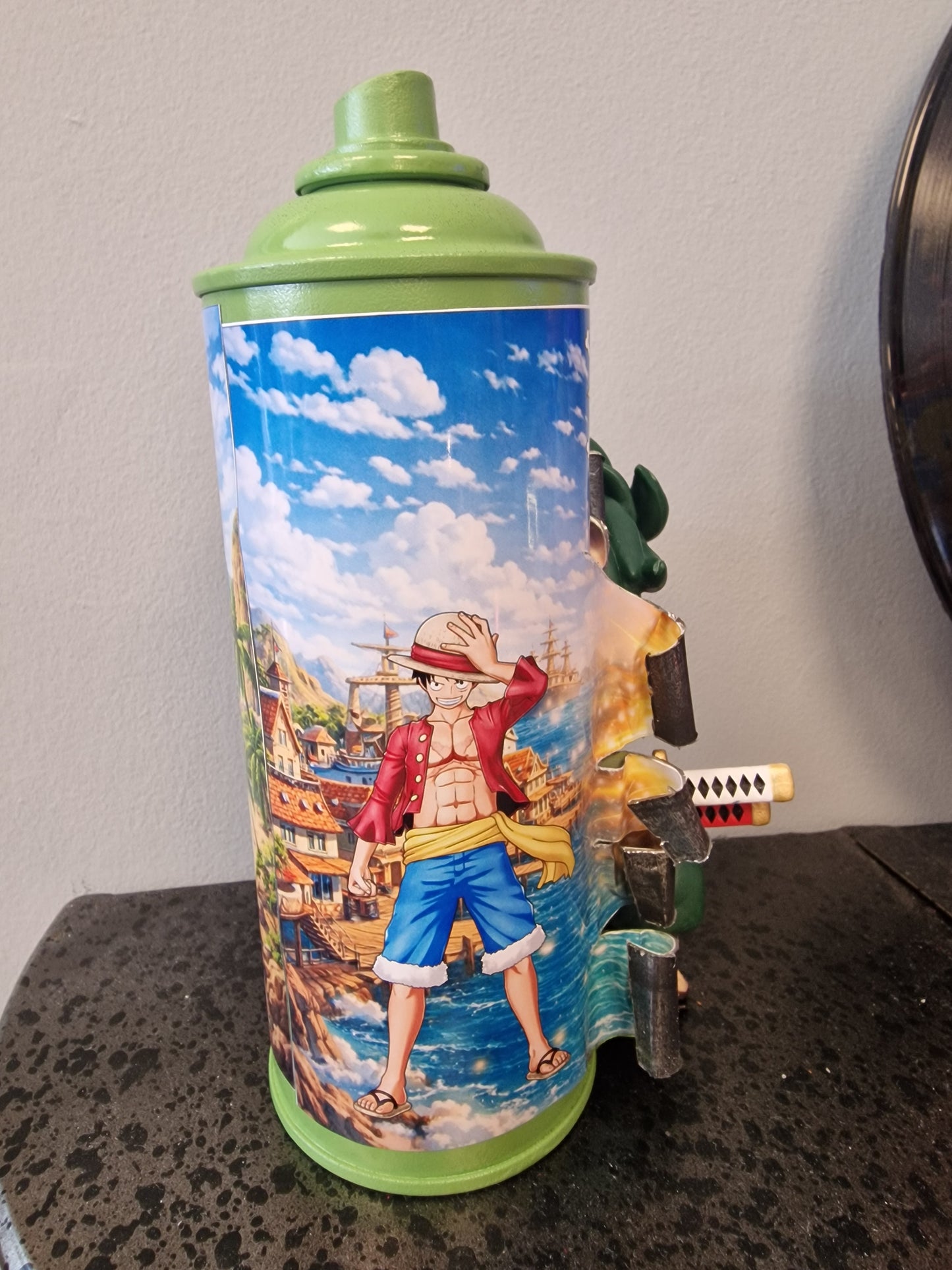 Zoro One Piece – Bombe de peinture customisée – Décoration manga – Figurine – Création artisanale