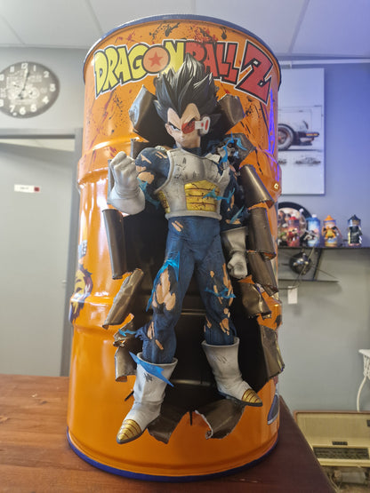 Table d’appoint Dragon Ball Z avec Végéta – Bidon métal custom 60L transformé en meuble design geek