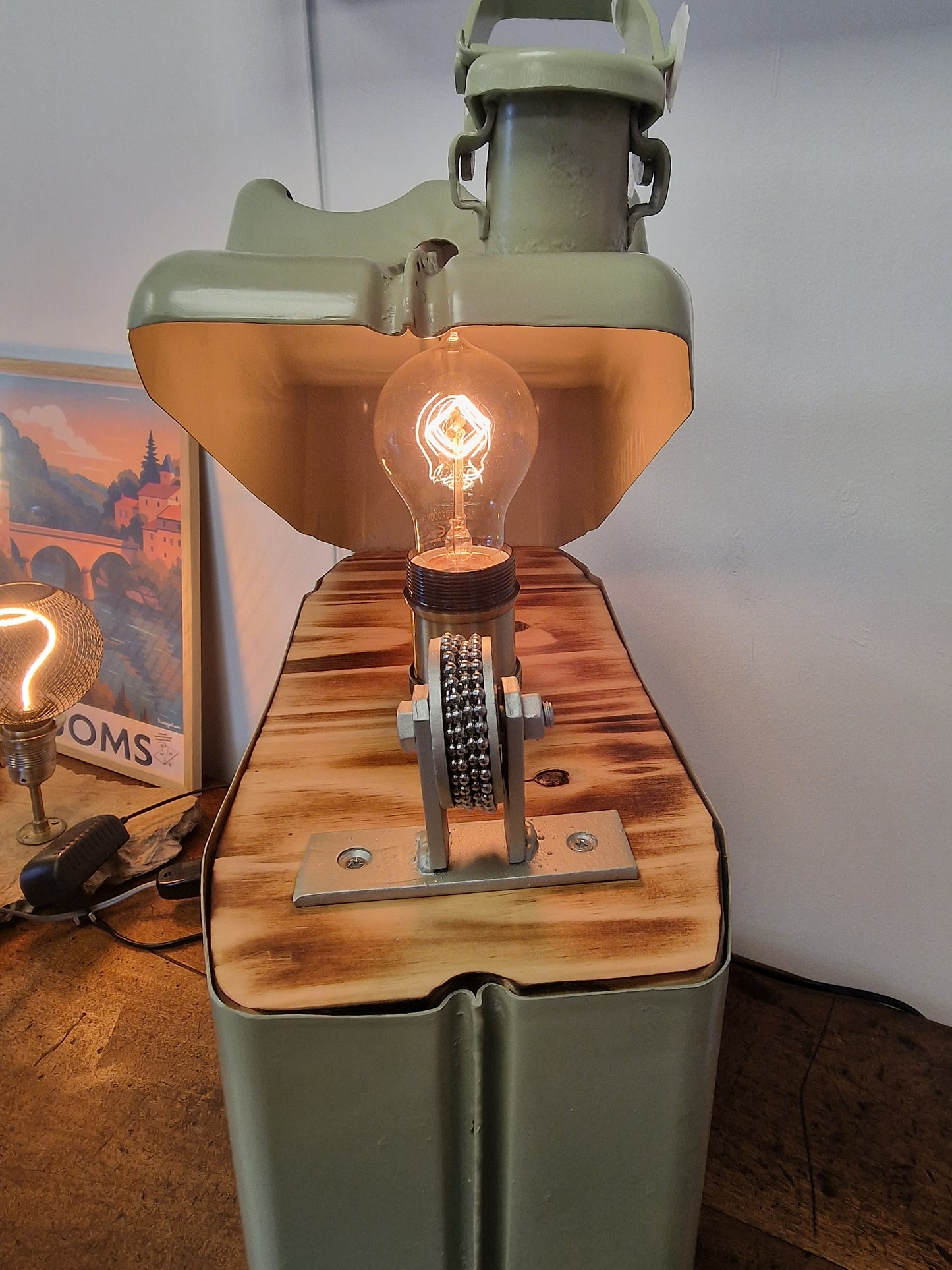 Lampe jerrican US Army artisanale – Lampe briquet vintage en métal – Création unique Made in Ardèche