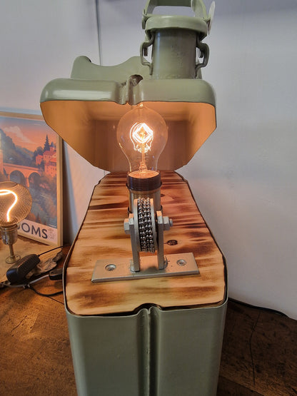 Lampe jerrican US Army artisanale – Lampe briquet vintage en métal – Création unique Made in Ardèche