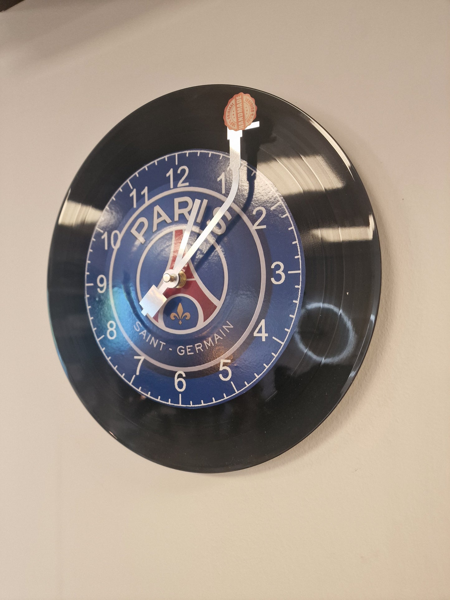 Horloge Vinyle paris St Germain – Une Horloge Vintage Unique pour les Fans de psg