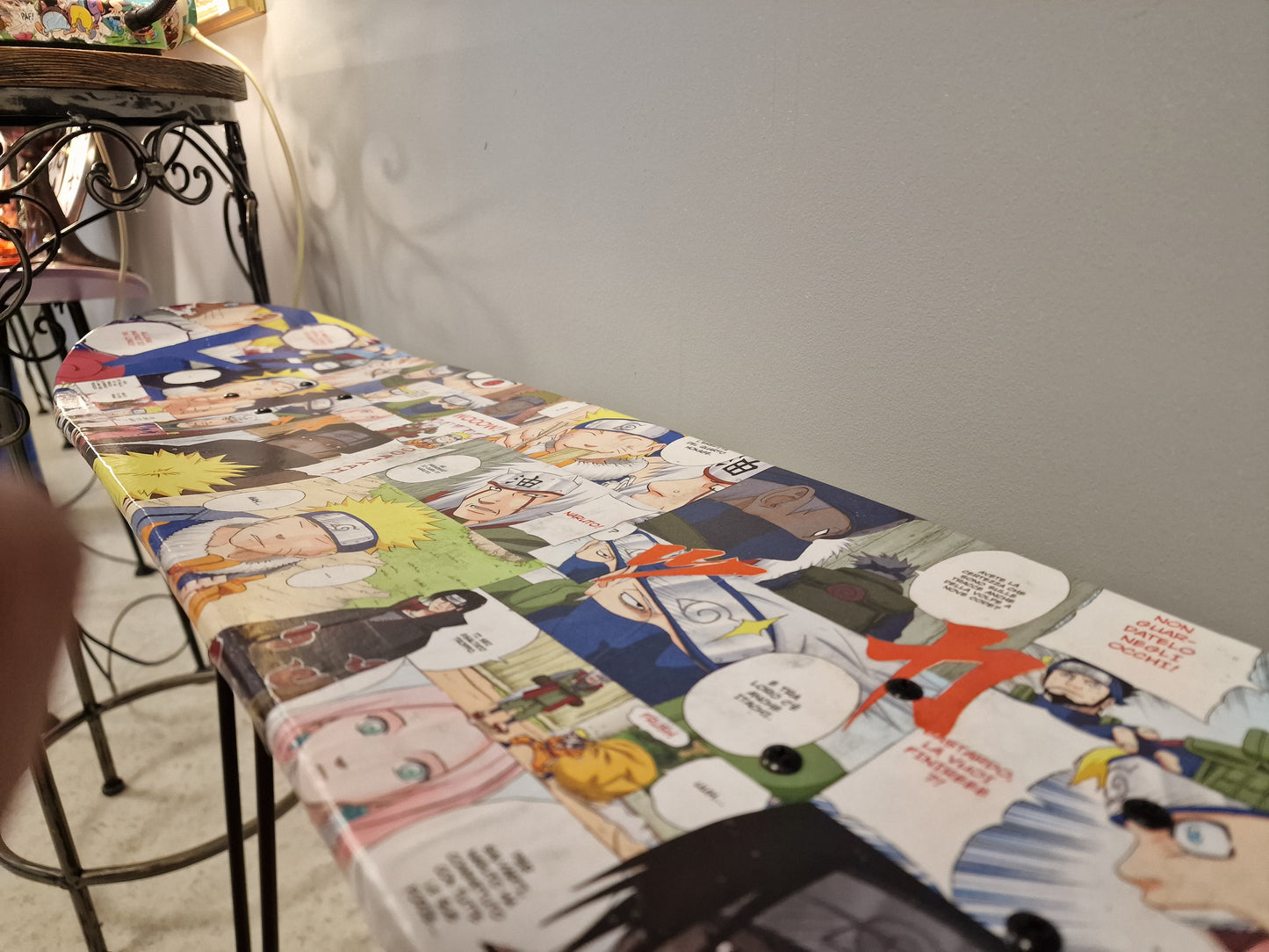Table d’Appoint Naruto en Planche de Skate – Tabouret Manga Artisanal