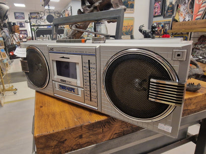 Boombox JVC Vintage – Enceinte Bluetooth Rénovée avec Radio d’Origine & Batterie Rechargeable
