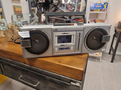 Boombox JVC Vintage – Enceinte Bluetooth Rénovée avec Radio d’Origine & Batterie Rechargeable