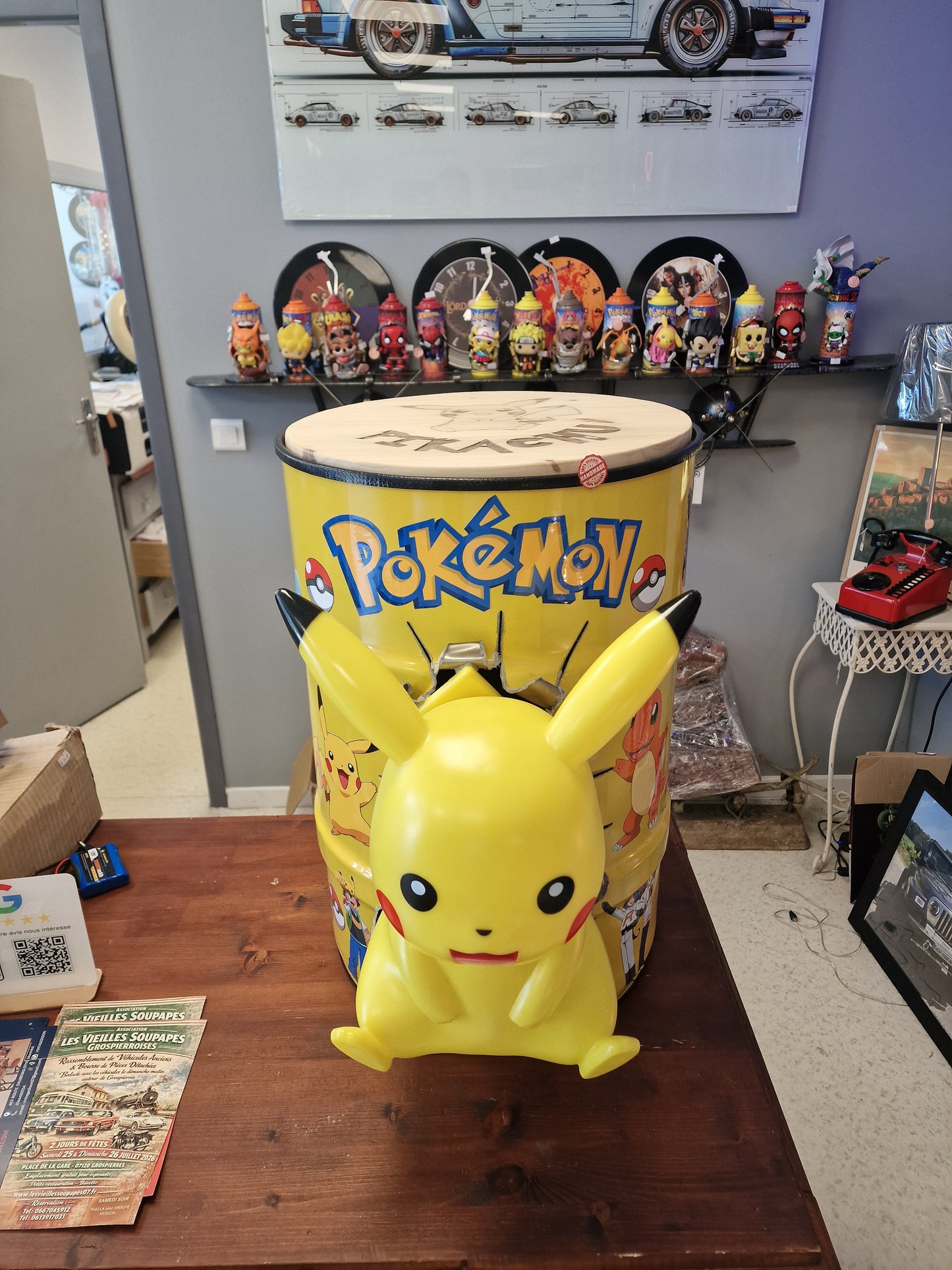 Table d’appoint Pikachu pop art – Bidon métal effet explosé avec figurine – Déco Pokémon originale et unique