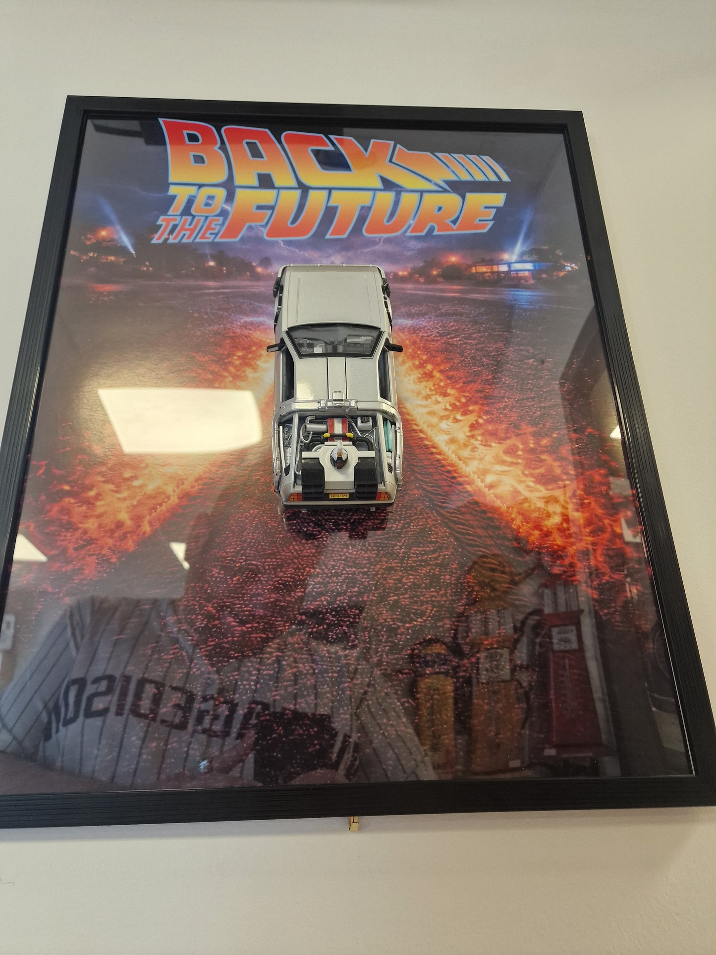 Cadre Back to the Future DeLorean – Tableau Retour vers le Futur 40x50 – Décoration cinéma geek – Voiture DeLorean