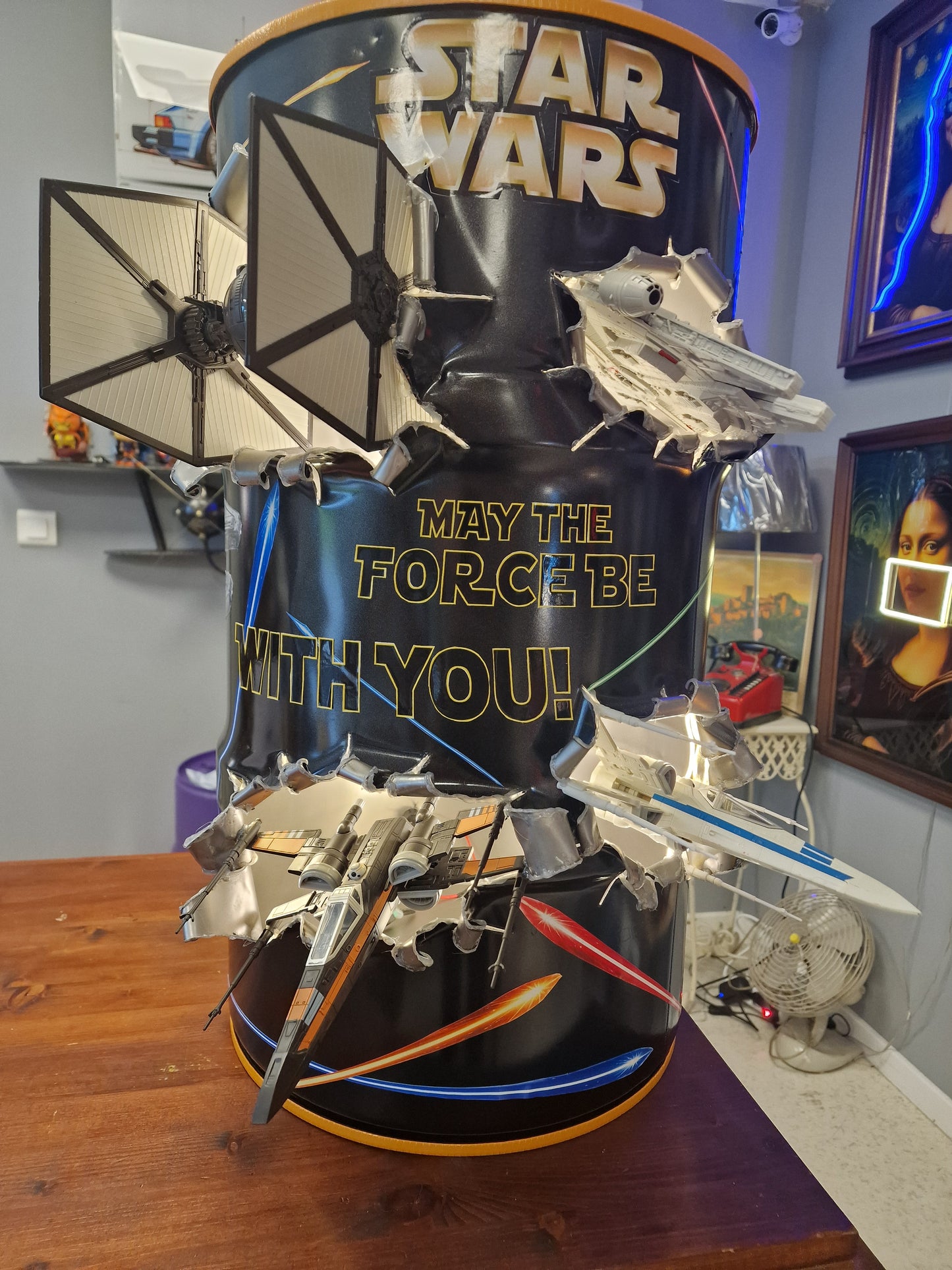 Table d’appoint Star Wars artisanale – Bidon 60L effet explosion avec vaisseaux 3D et éclairage LED