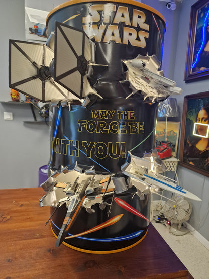 Table d’appoint Star Wars artisanale – Bidon 60L effet explosion avec vaisseaux 3D et éclairage LED