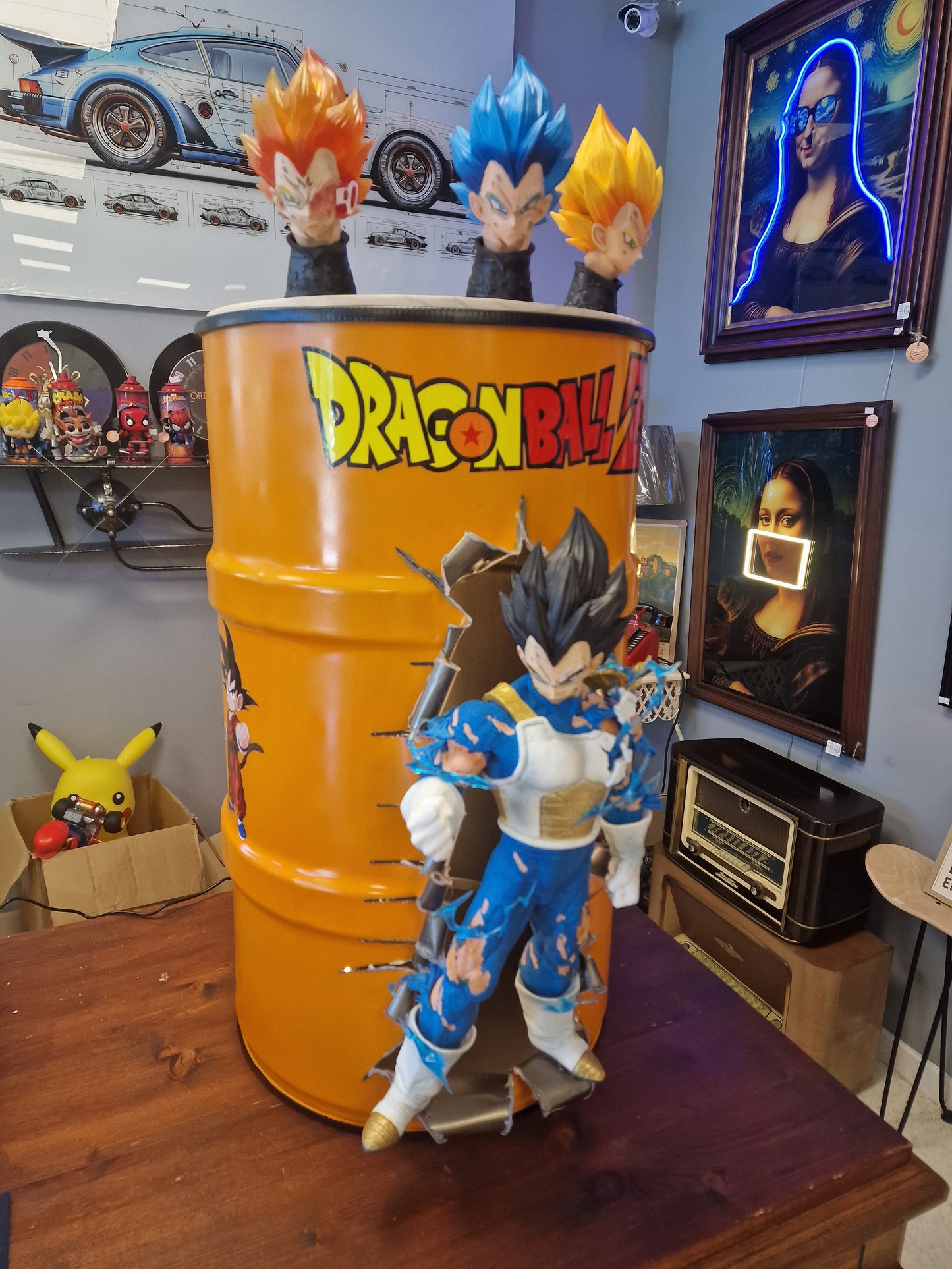 Table d’appoint Dragon Ball Z avec Végéta – Bidon métal custom 60L transformé en meuble design geek.