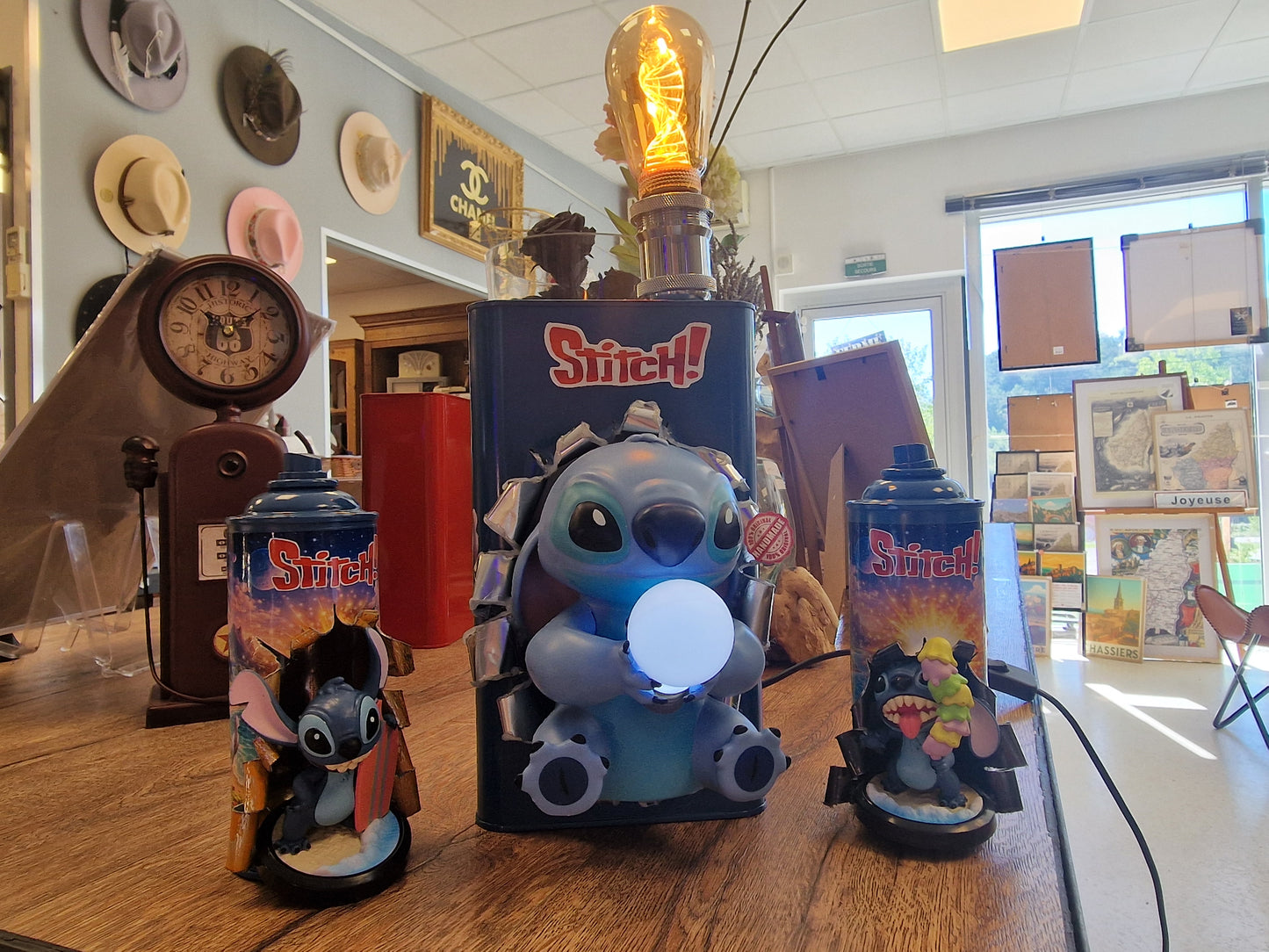 Lampe Stitch – Bidon métal customisé avec figurine lumineuse – Décoration Disney – Création artisanale