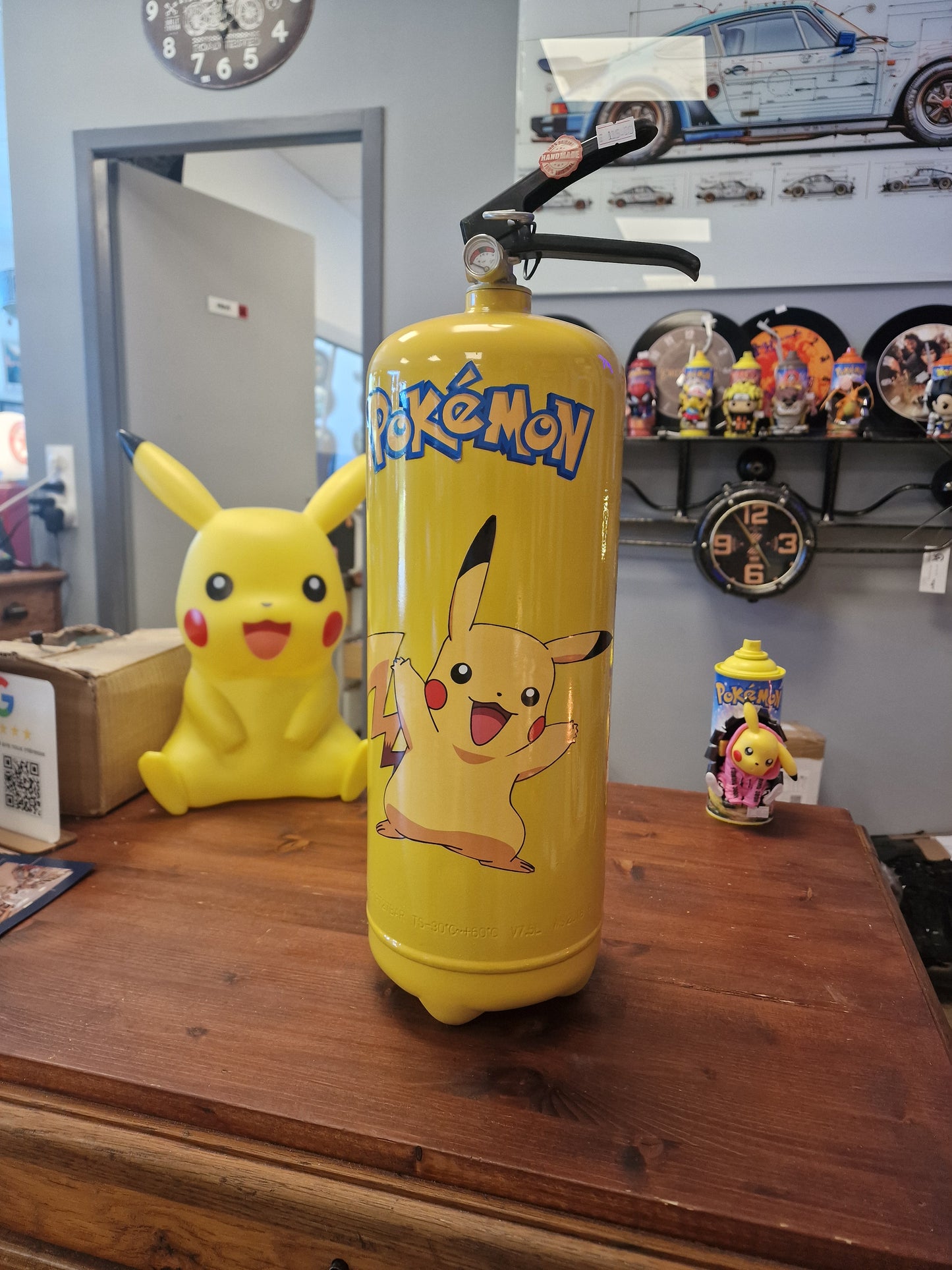 Extincteur Custom Pikachu – Objet de décoration Pokémon avec rangement secret pour bouteille