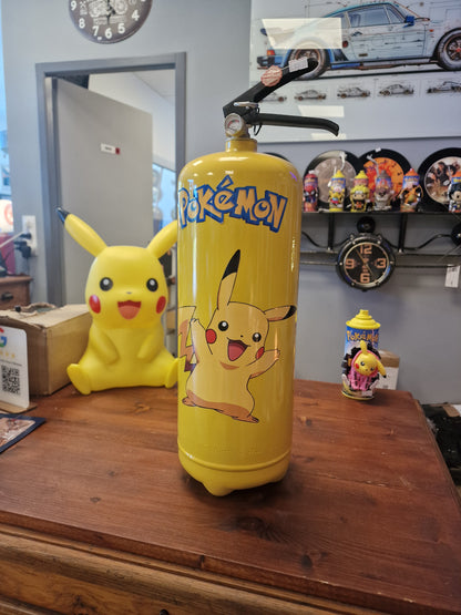 Extincteur Custom Pikachu – Objet de décoration Pokémon avec rangement secret pour bouteille