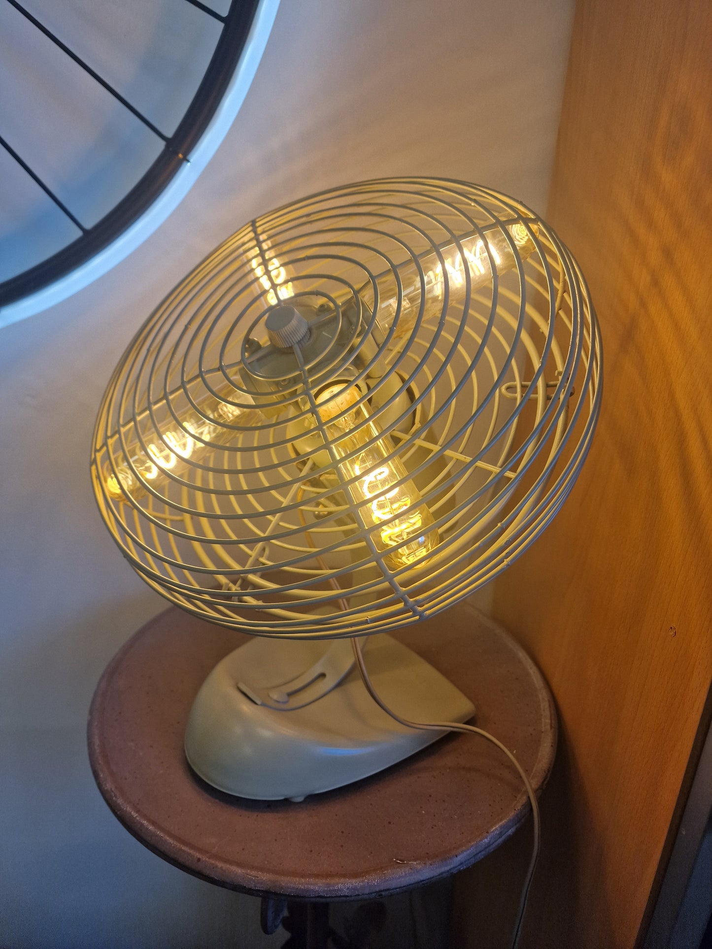 Lampe industrielle vintage en ancien ventilateur – Création unique avec 4 ampoules LED